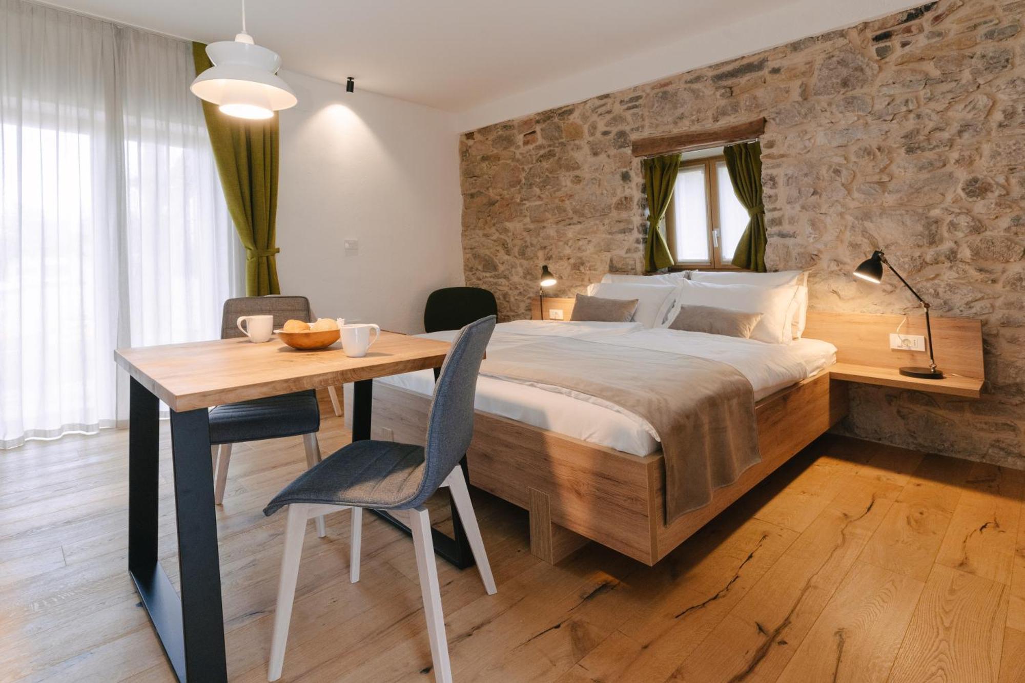 Pira Hotel 波斯托伊纳 外观 照片